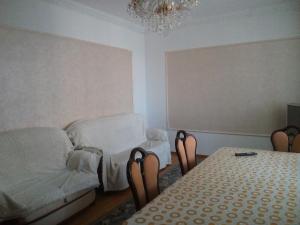 Cette chambre comprend deux lits, une table et des chaises. dans l'établissement Kaldyakova, à Astana