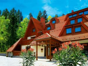 una casa grande con techo rojo en Hotel Relaks Wellness & SPA, en Karpacz