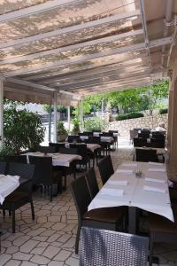 Reštaurácia alebo iné gastronomické zariadenie v ubytovaní Pansion Maestral
