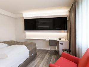 Säng eller sängar i ett rum på DORMERO Hotel Hannover