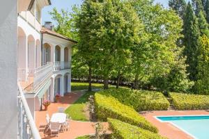 una vista exterior de una casa con piscina en Villa Bianca, en Lucca