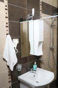 bagno con lavandino e specchio di Sinanis Family Apartments a Keramotí