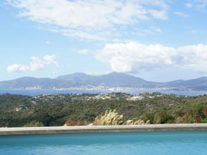MoliniにあるSpacious modern villa with private poolの山々を背景に水辺を望む