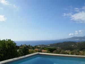 MoliniにあるSpacious modern villa with private poolの海の景色を望むスイミングプール