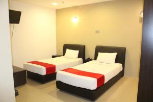 Habitación con 2 camas en una habitación en T Hotel Jalan Tar en Kuala Lumpur