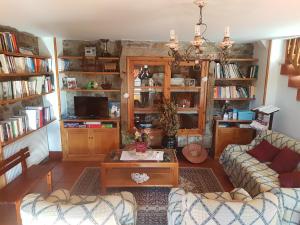 Casa da Ponte في Ferreira: غرفة معيشة مع أريكة وطاولة