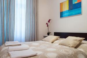 Postel nebo postele na pokoji v ubytování Modern Apartments Opatovická