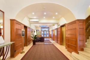 an archway in a hallway with wooden doors and a hallway sidx sidx at Austria Classic Hotel Wien in Vienna