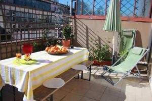 uma mesa com uma tigela de fruta numa varanda em Pretty flat with terrace, air cond, free parking em Porto