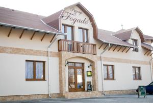 budynek z tabliczką na restaurację w obiekcie Pazonyi Fogadó és Étterem w mieście Nyírpazony