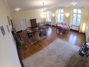 ein Wohnzimmer und ein Esszimmer mit Luftblick in der Unterkunft Schloss Lelkendorf - Fewo Prebberede in Lelkendorf
