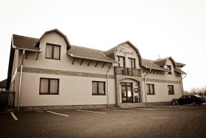 a black and white photo of a building at Pazonyi Fogadó és Étterem in Nyírpazony