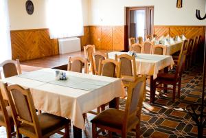 Restauracja lub miejsce do jedzenia w obiekcie Pazonyi Fogadó és Étterem