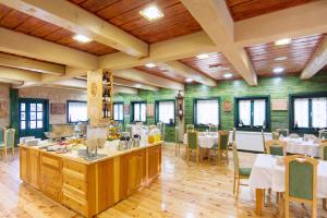 um restaurante com mesas e cadeiras num quarto em Hotel & Resort Gacka em Mojkovac