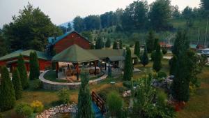 Κήπος έξω από το Hotel & Resort Gacka