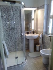 een badkamer met een wastafel en een douche bij Da Nerina in Cormòns