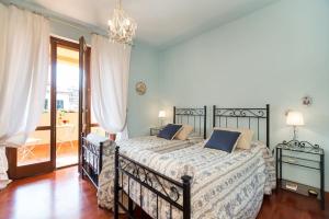 1 Schlafzimmer mit 2 Betten und einem Kronleuchter in der Unterkunft Hidden Tuscan Treasure in Cantagrillo