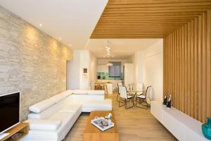 TV a/nebo společenská místnost v ubytování Elia Beach + 3 fotografie
