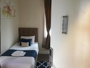 セールにあるトリヴェレス ベルフォルテ ホテルのベッドルーム1室(青と白のシーツが備わるベッド1台付)