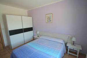 カンブリルスにあるCasa Rosales 3の小さなベッドルーム(ベッド1台、キャビネット付)