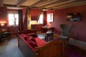 A seating area at Auberge de Temple