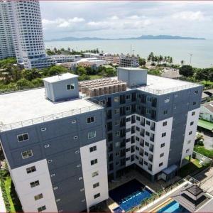 Una vista aérea de un edificio con el océano al fondo. en Beach 7 Condo, Pattaya, en Jomtien Beach