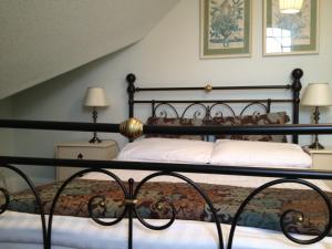 a bedroom with a bed and two lamps at Balham Lodge in London
