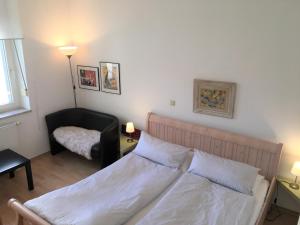 ein Schlafzimmer mit einem Bett und einem Schreibtisch mit einem Stuhl in der Unterkunft Ferienwohnungen Nora in Bad Neuenahr-Ahrweiler