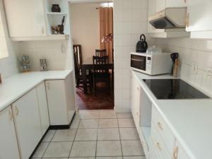 Kitchen o kitchenette sa Durban Holiday House