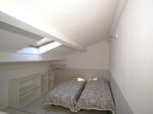 ポッジョ・メッザナにあるCosy Holiday Home in Poggio Mezzana on the Beachsideの小さな部屋で、ベッド1台が備わります。