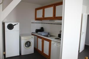 een keuken met een wasmachine en een wasmachine bij Location La mouette in Fort-Mahon-Plage