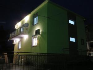 Budova, v ktorej sa apartmán nachádza