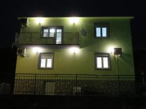 Budova, v ktorej sa apartmán nachádza + 37 fotografií