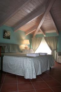 sypialnia z dużym łóżkiem i oknem w obiekcie B&B Macchia d'Olmo w Capaccio-Paestum