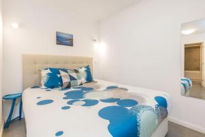 モンテ・エストリルにあるPATEO DA RAINHA - Apartmentのベッドルーム1室(青と白の掛け布団付きのベッド1台付)