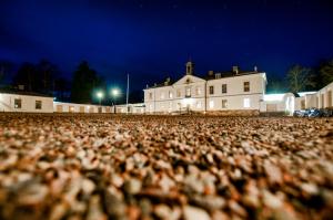 Gimo季莫赫尔嘉德酒店的夜晚在院子中间的白色大建筑