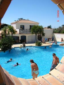 a group of people in a swimming pool at Camping Barataud in Saint-Denis-dʼOléron