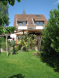 une maison avec un panier de basket dans la cour dans l'établissement Huis van Rooi, à Sint-Agatha-Rode