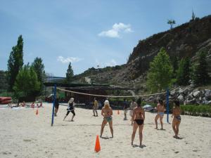 people playing frisbee on a beach at Sports Hotel Nayade in Los Ángeles de San Rafael