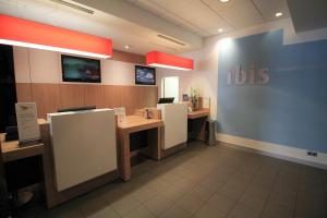 Телевизор и/или развлекательный центр в ibis Hotel Düsseldorf Hauptbahnhof