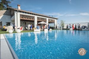 einem großen Pool vor einem Gebäude in der Unterkunft Villa Dragoni in Buttrio
