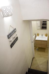 ナポリにあるResidenza Marantoのバスルーム(シンク付)が備わります。