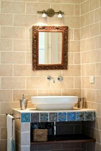 ein Bad mit einem Waschbecken und einem Spiegel in der Unterkunft B&B La Scalinatella in Rom