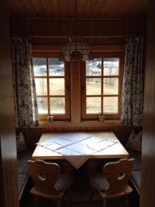 una mesa en una habitación con 2 sillas y una ventana en Ferienwohnung Althoelbling, en Patergassen
