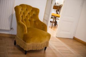 einen gelben Stuhl im Wohnzimmer in der Unterkunft B&B La Scalinatella in Rom