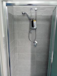 W łazience z przeszklonymi drzwiami znajduje się prysznic. w obiekcie Casa Normanna w mieście Monreale