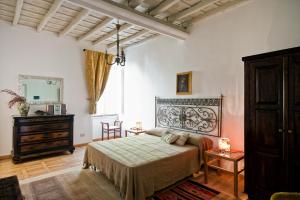 1 dormitorio con 1 cama y vestidor en B&B La Scalinatella, en Roma