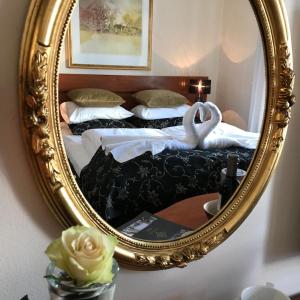 Postel nebo postele na pokoji v ubytování Reenskaug Hotel