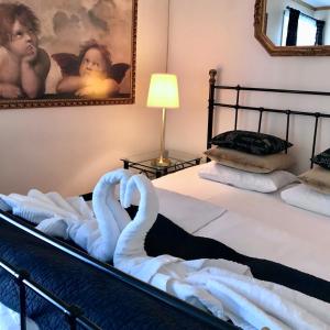 Postel nebo postele na pokoji v ubytování Reenskaug Hotel