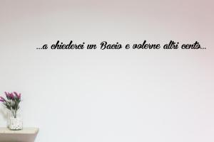 a wall decal with a quote on a white wall at Foresteria Boccadasse in Genoa